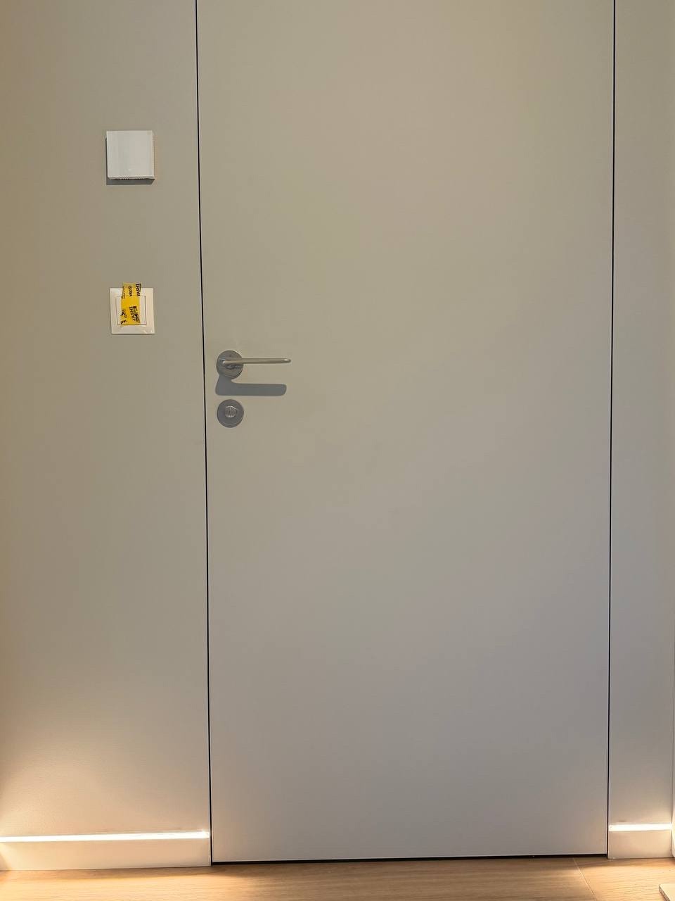 Podświetlony detal drzwi ukrytych
